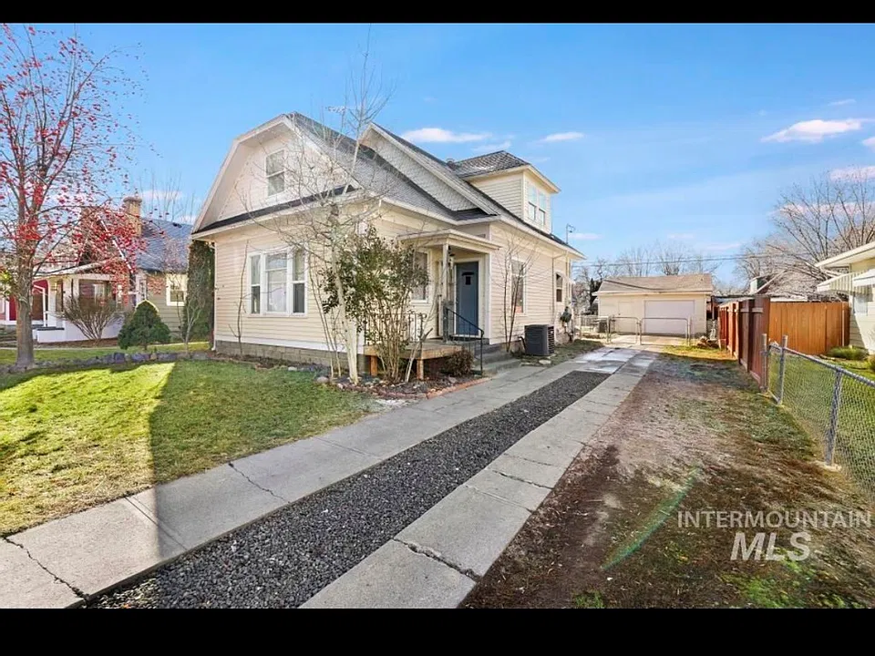 242 8th Ave E #1