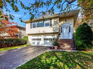 215 Oyster Bay Rd, Locust Valley, NY 11560