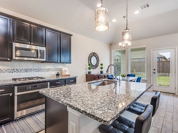 4th image of 1109 Bluebird Way