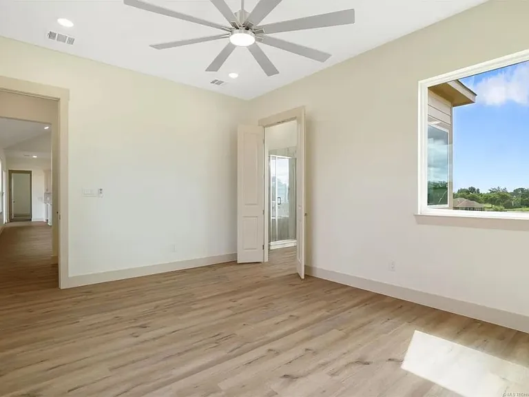 211 Vaughn Ln — Photo 32