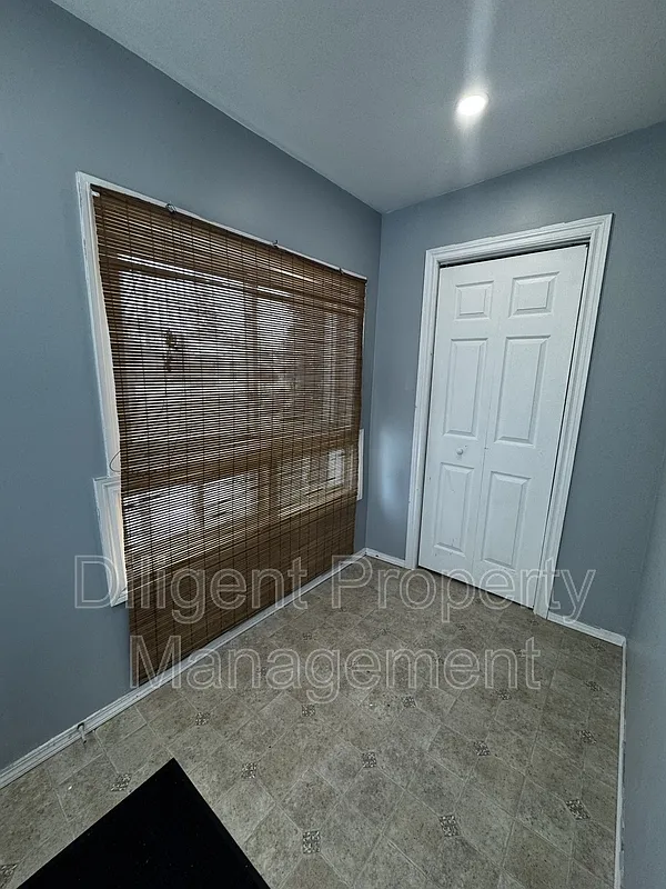 Building Photo - 492 King George St #UPPER