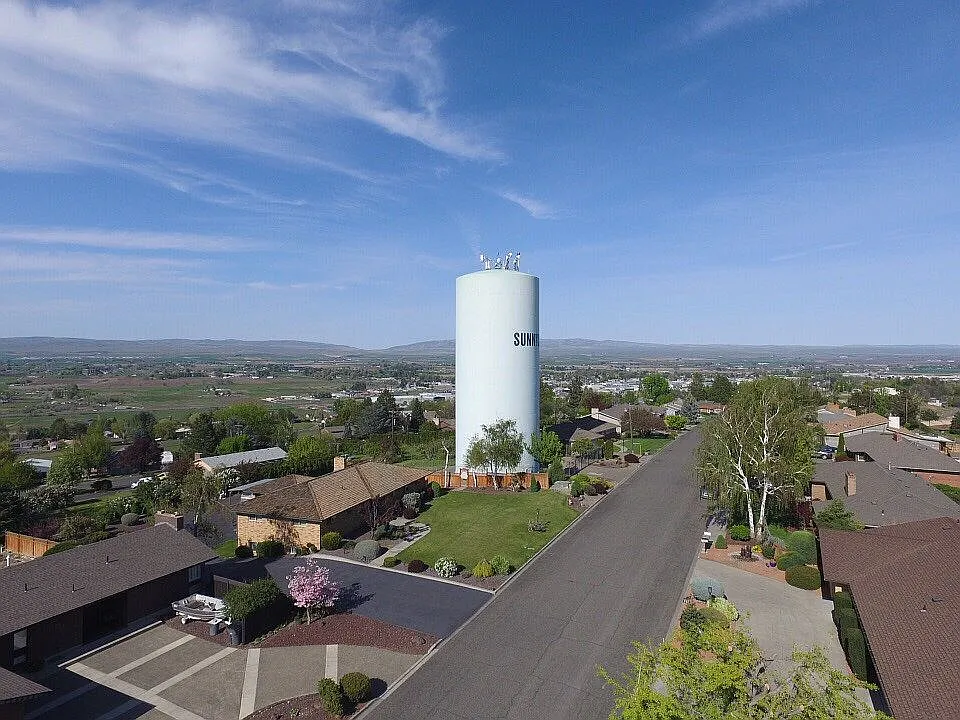 805 Skyline Dr photo 1