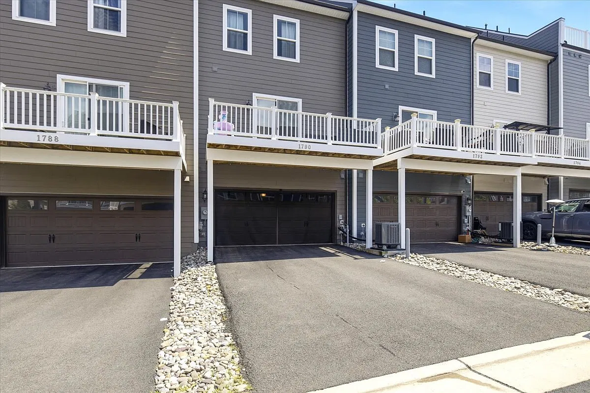 4 bed, 2016 sqft, $3,550 — Photo 4