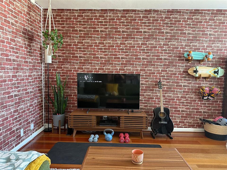 1st image of 1000 West Ave APT 1105