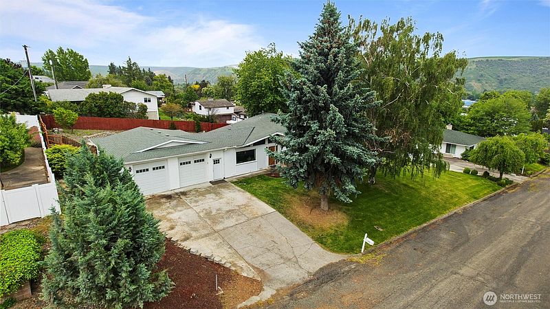 2nd image of 810 E Spring