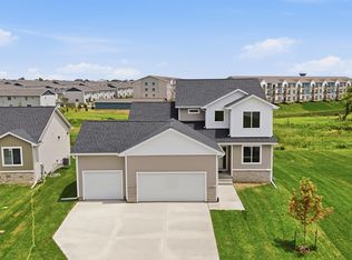 895 11th St, Waukee, IA 50263