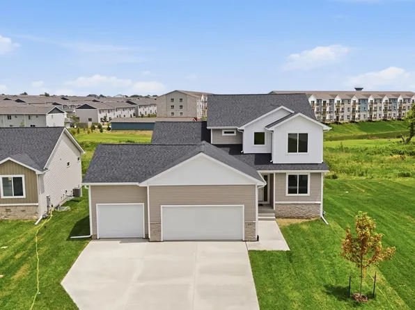 895 11th St, Waukee, IA 50263