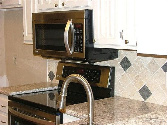 4th image of 1108 Parkwood Pl