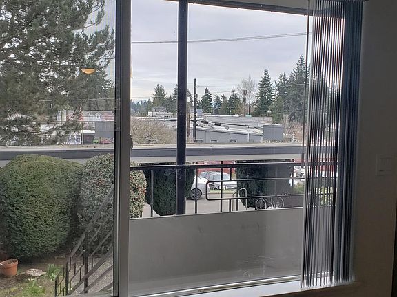 4th image of 11521 26th Ave NE APT 12