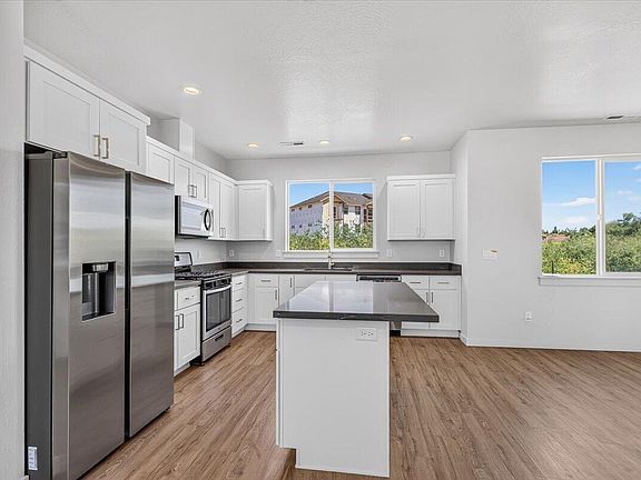 4th image of 3327 Kingsbury Dr