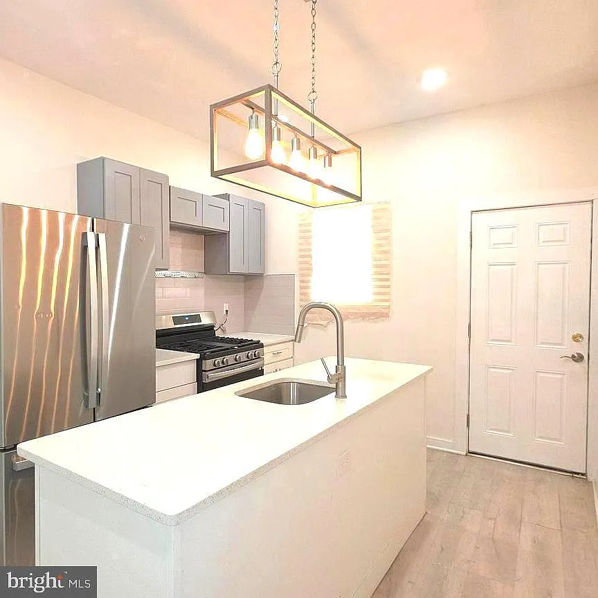4 bed, 1.5 bath, 1184 sqft, $1,900 — Photo 3