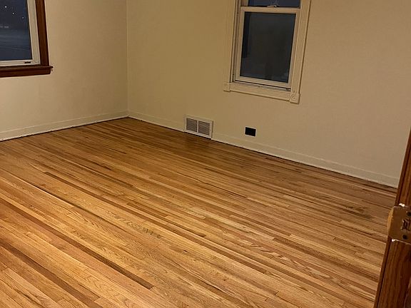 3rd image of 98 Rose Ave E