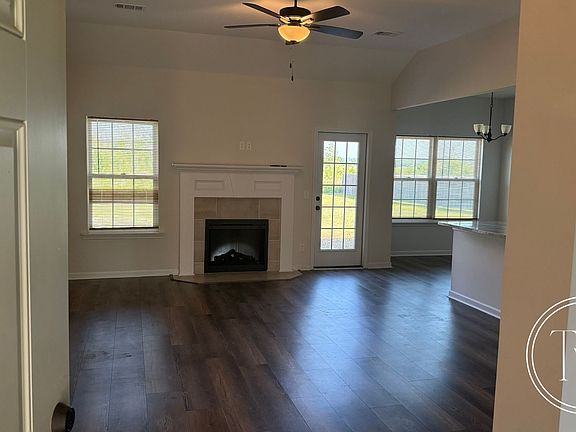 4th image of 1479 SE Arnold Dr