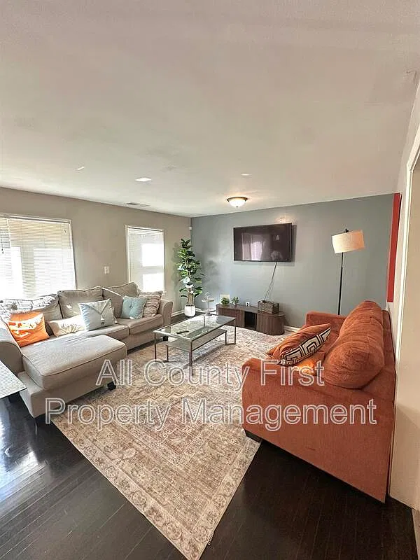 3 bed, 2.0 bath, 1382 sqft, $1,600 — Photo 2