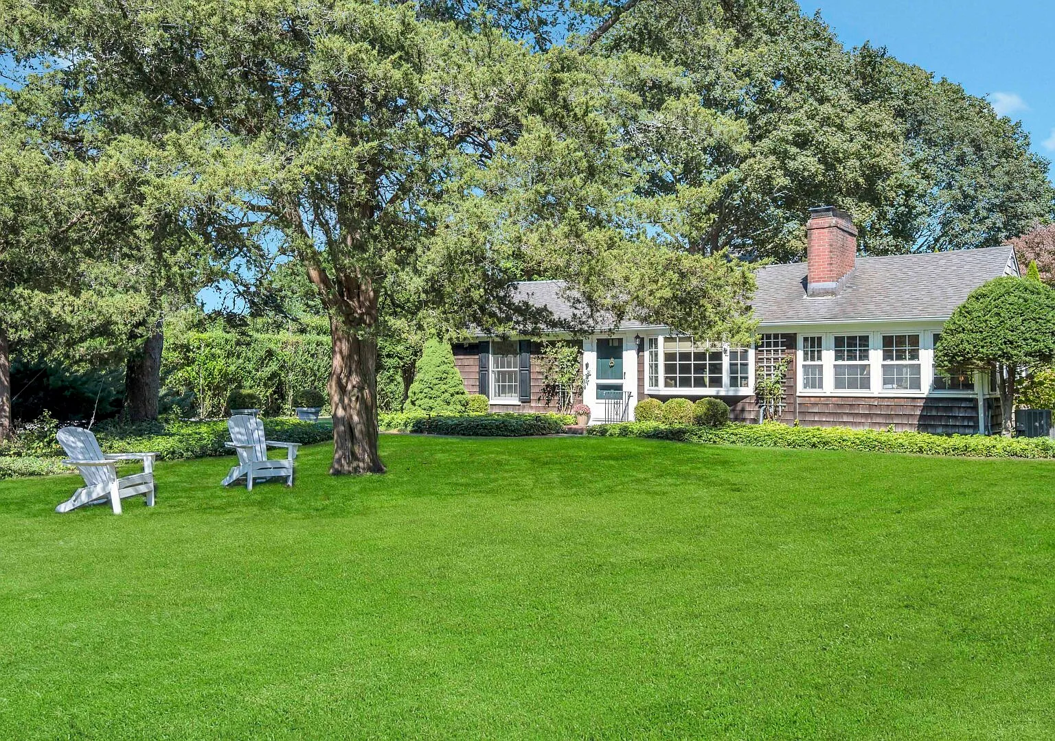 Beautiful cottage on meticulously maintained lawn, — Photo 4