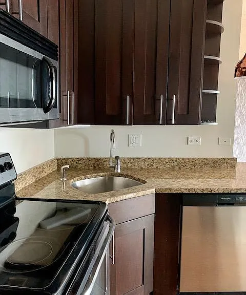 2930 N Sheridan Rd — Photo 7