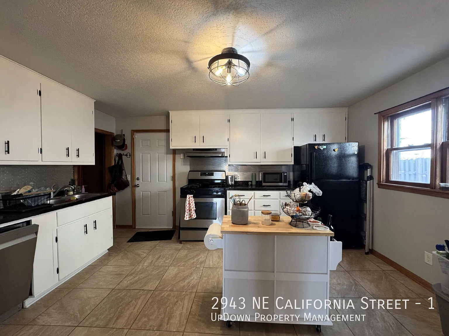 "Chic & Cozy 2-Bedroom Duplex Retreat in NE Minneapolis Just 850 Sq Ft of Pure Comfort!" — Photo 3