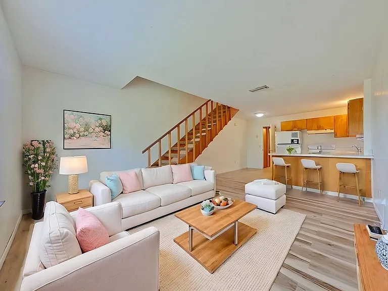 126 Hampton Dr — Photo 4