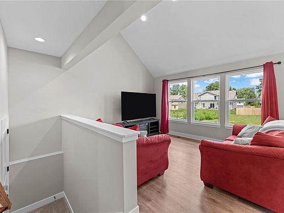 5th image of 506 W Lawrence St