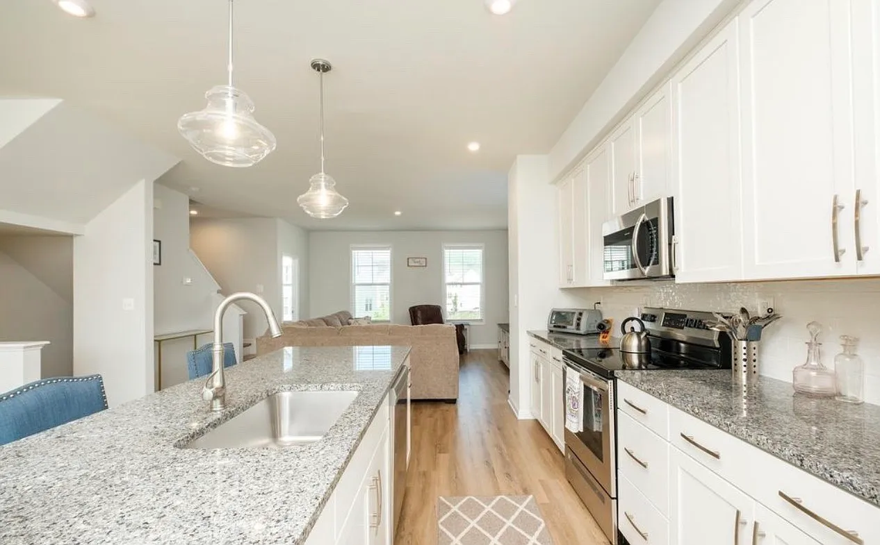 4 bed, 3.5 bath, 2327 sqft, $2,750 — Photo 3