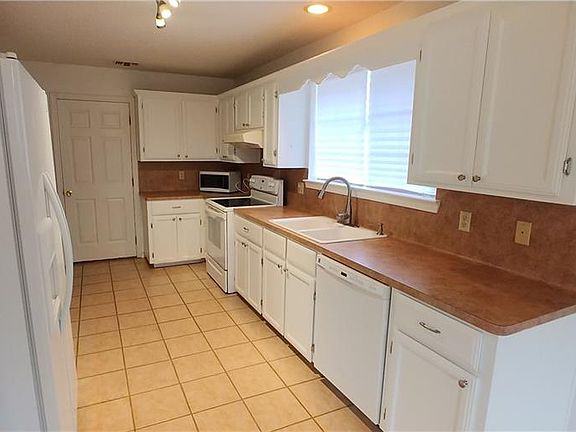 3rd image of 2609 Swallow Ave