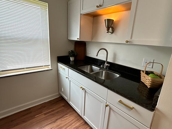 2nd image of 527 Telford Ave APT C