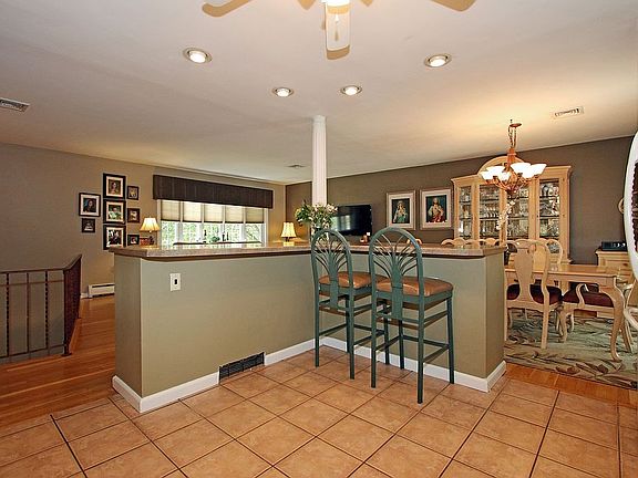 3rd image of 10 Reta Ln
