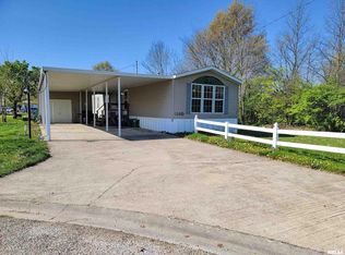 1110 W 7th St, Flora, IL 62839