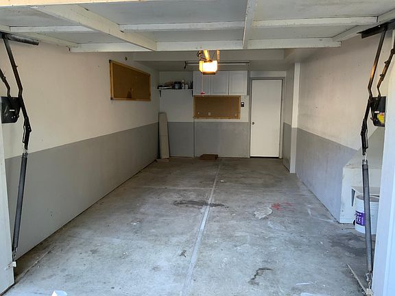 3rd image of 22-22 Golden Gate Cir