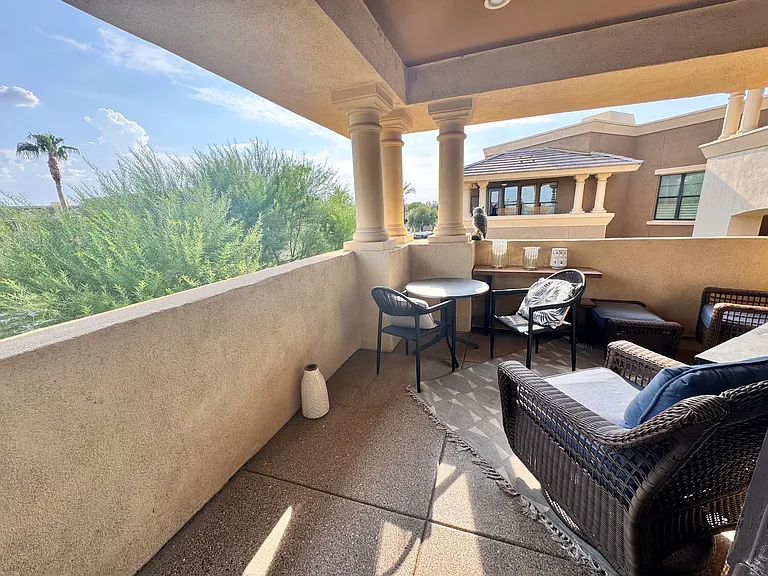 spacious patio with view on Camelback