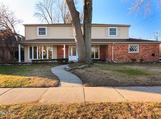 657 S Brys Dr, Grosse Pointe Woods, MI 48236