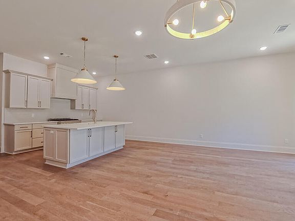 5th image of 526 Hemingway Ln