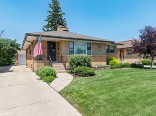 8016 Country Club Ln, Riverside, IL 60546
