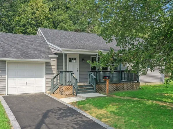 4 Chapel Place, North Babylon, NY 11703