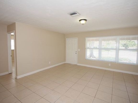 2nd image of 2950 NE 8th Ave