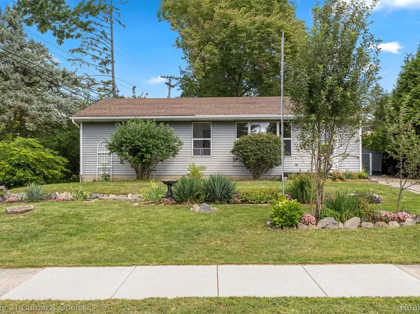 444 S Ridge St, South Lyon, MI 48178