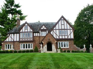 325 Far Hills Ave, Oakwood, OH 45409