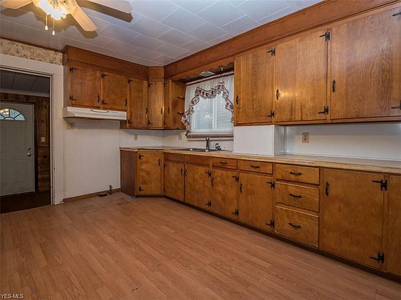 2nd image of 376 E Lincoln Way