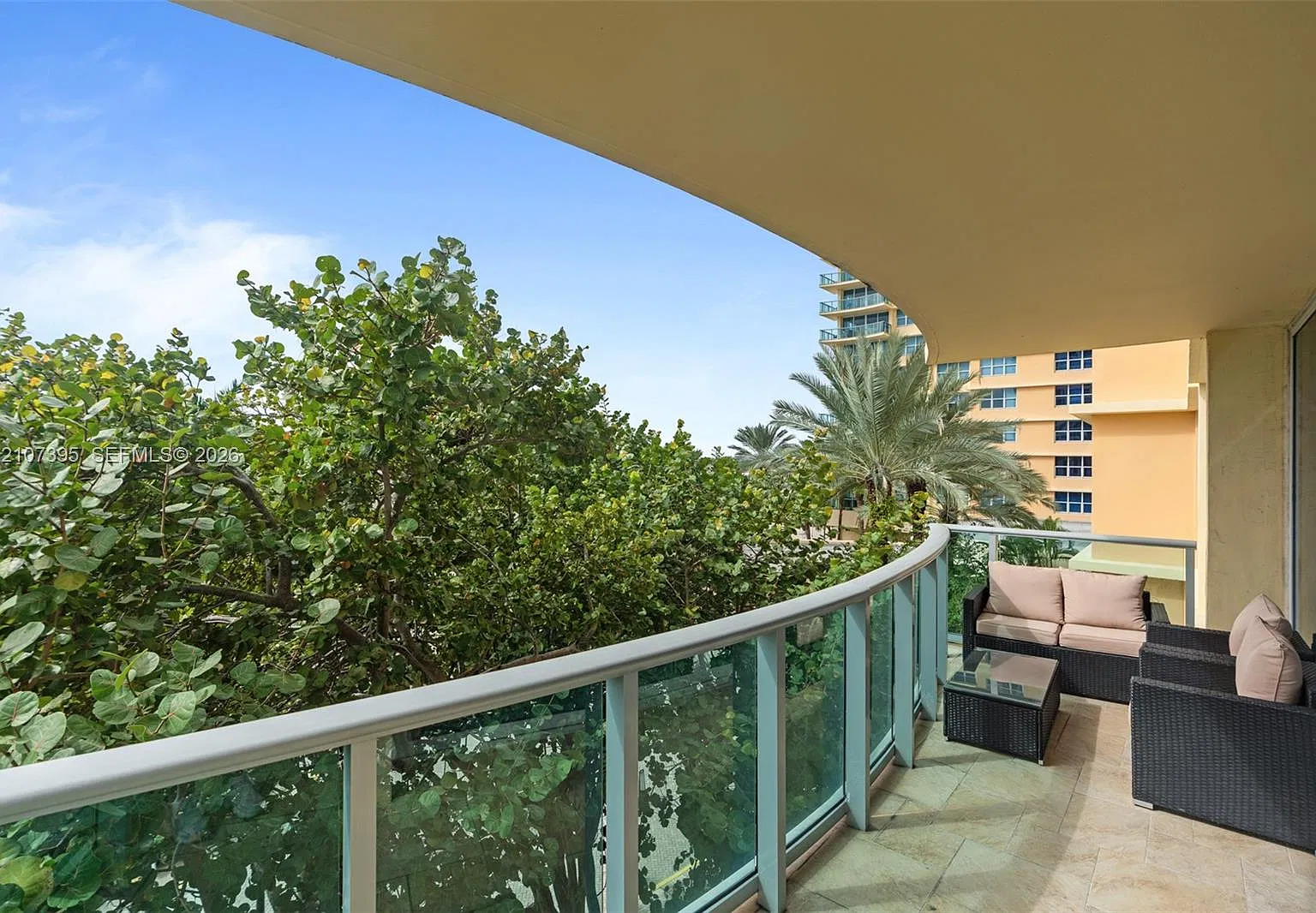 Wave Condo — Photo 1