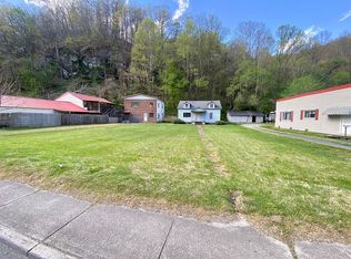 1098 Cook Pkwy, Oceana, WV 24870