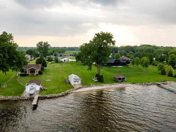 N8963 Lakeshore Dr, Van Dyne, WI 54979