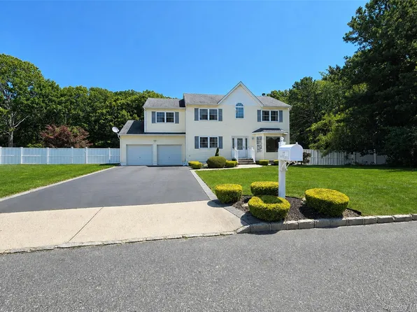 23 E Greentree Drive, Medford, NY 11763
