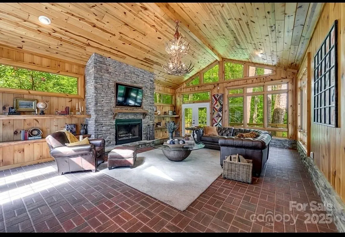 3 bed, 2.0 bath, 2366 sqft, $2,850 — Photo 1