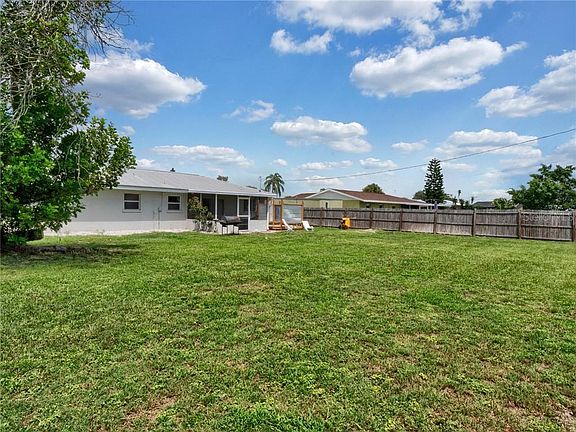 3rd image of 542 Poincianna Dr