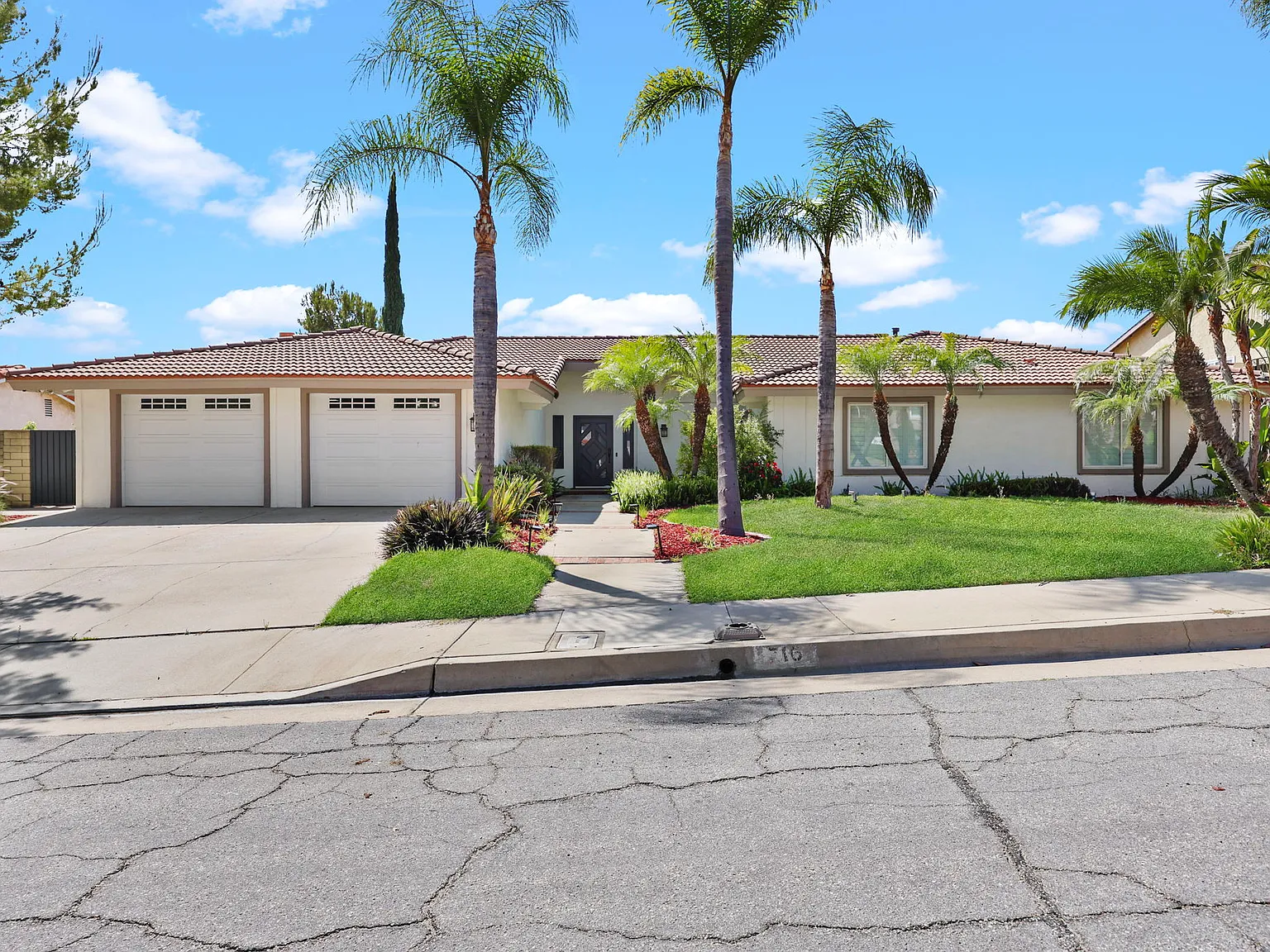 4 bed, 2.5 bath, 2640 sqft, $9,500 — Photo 1