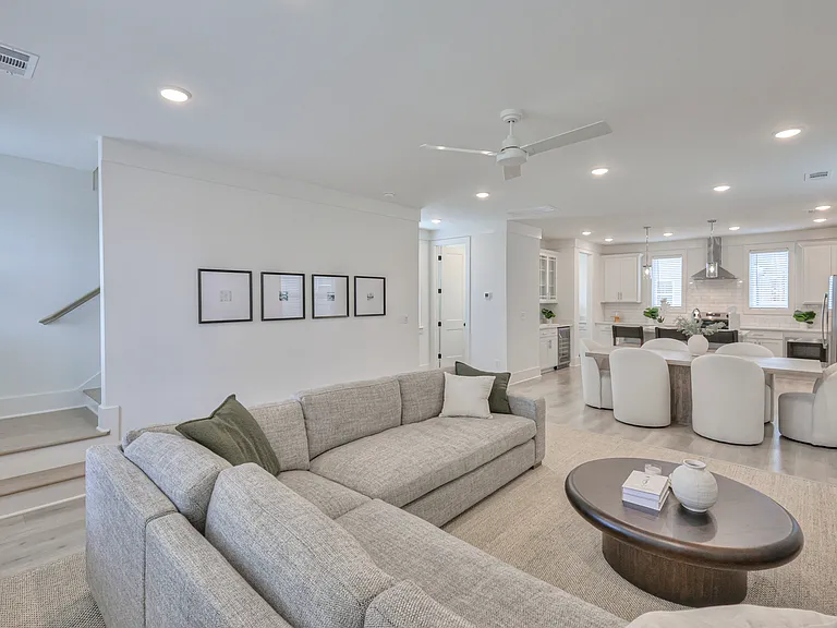 1589 Residences — Photo 54