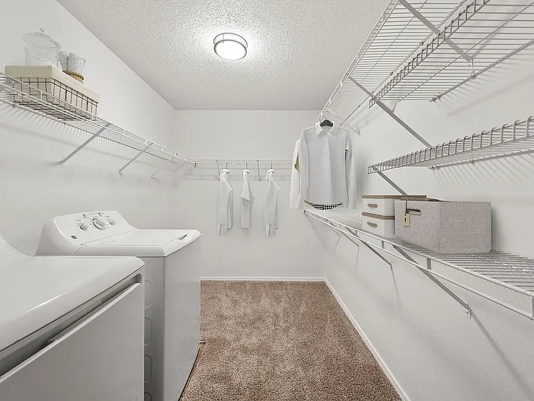 C242920_Sirona_1B1B_106_CLOSET_WD_03_VS