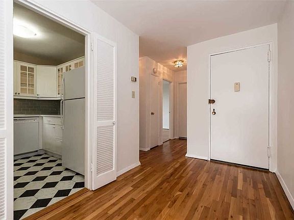 3rd image of 4230 Douglaston Pkwy APT 5M
