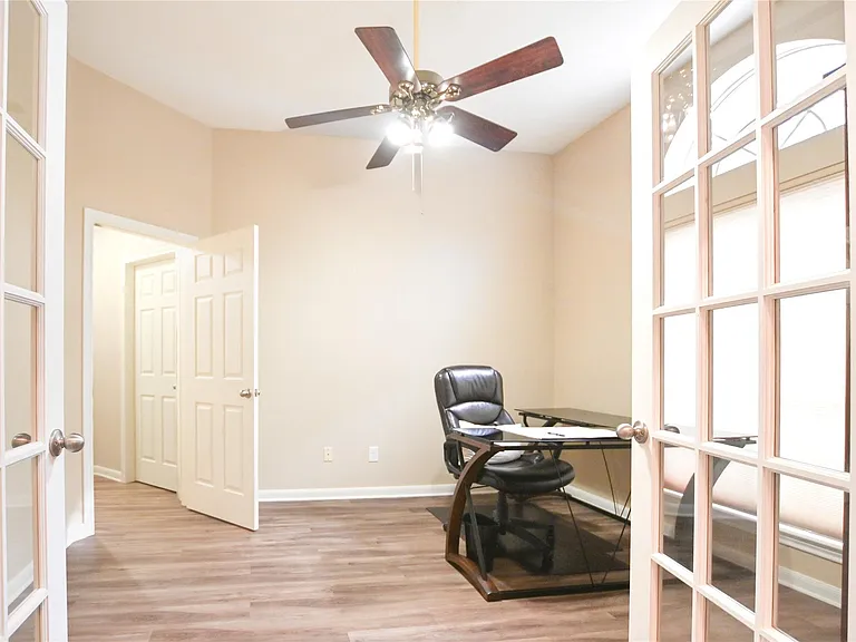 203 Colony Creek Dr — Photo 3