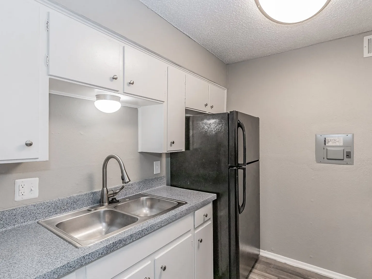 Davis Park Apartments — Photo 1
